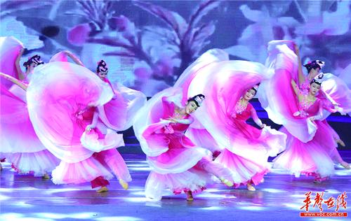 开幕式文艺表演中,由湖南省歌舞剧院创作的民族舞剧《桃花源记》.